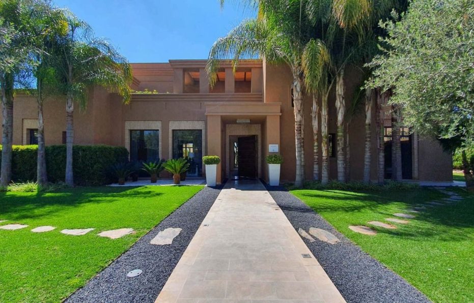 Apartment with privet Driver   ID 00001234