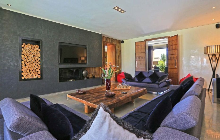 Apartment with privet Driver   ID 00001234