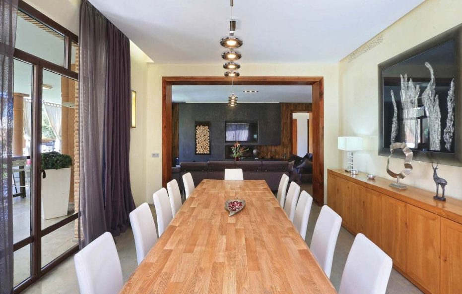 Apartment with privet Driver   ID 00001234