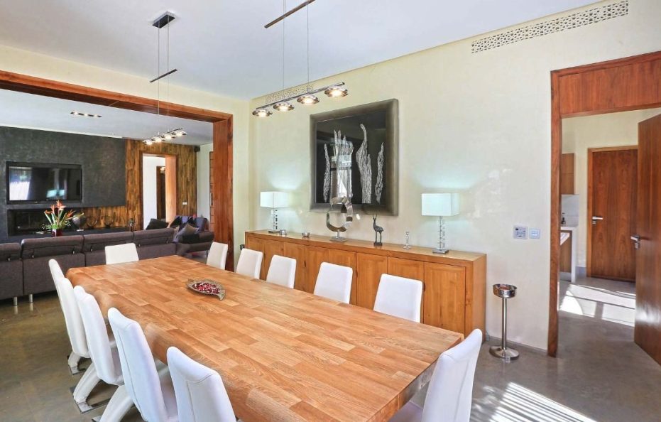 Apartment with privet Driver   ID 00001234