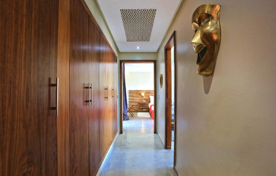 Apartment with privet Driver   ID 00001234